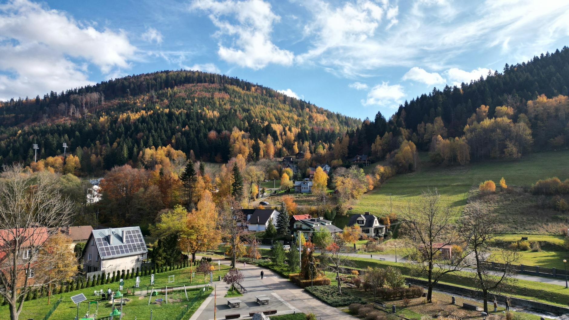 Mapa prezentująca infrastrukturę Szczyrku, z zaznaczonymi restauracjami, sklepami i punktami usługowymi.